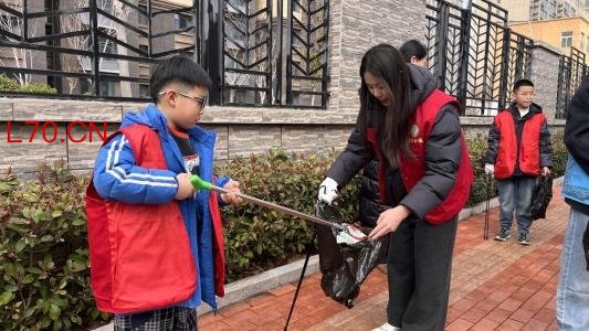 济宁市任城区李营街道东翔社区开展“春日健步践初心 雷锋精神耀网格”学雷锋环保捡拾活动