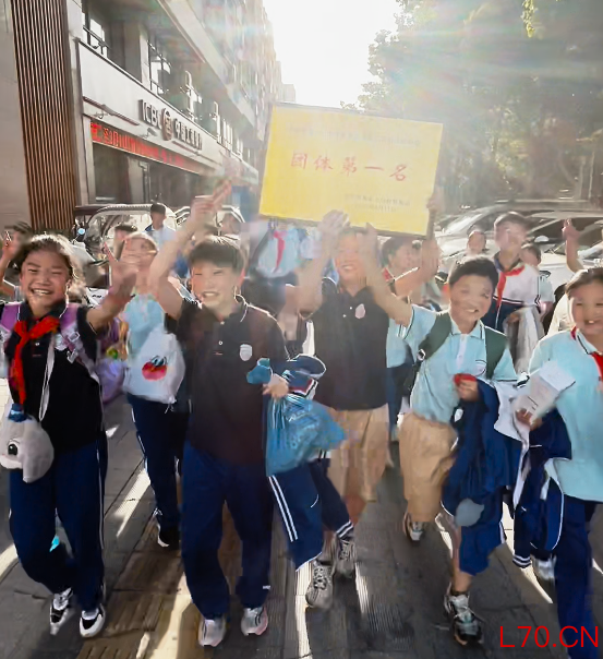 奖牌举过头顶，在校门口尽情欢呼“第一”：这或是少年最美的模样